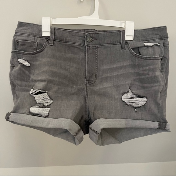 TORRID Gray Distressed Super Soft Mid-Rise Short, 3.5” Inseam, EUC, Size 20 - Picture 1 of 7